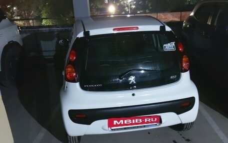 Peugeot 107 I рестайлинг, 2013 год, 600 000 рублей, 2 фотография