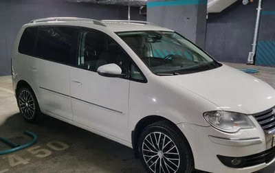 Volkswagen Touran III, 2010 год, 709 000 рублей, 1 фотография
