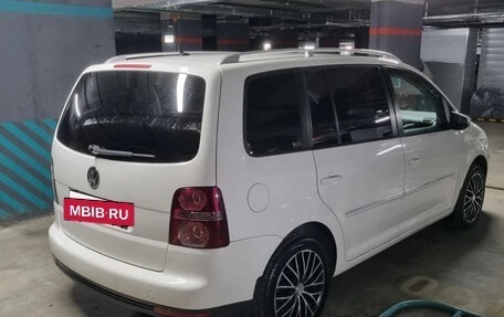 Volkswagen Touran III, 2010 год, 709 000 рублей, 2 фотография