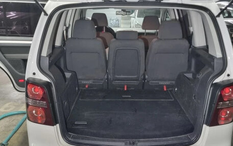 Volkswagen Touran III, 2010 год, 709 000 рублей, 6 фотография