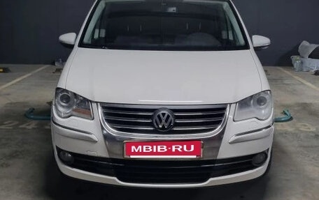 Volkswagen Touran III, 2010 год, 709 000 рублей, 4 фотография