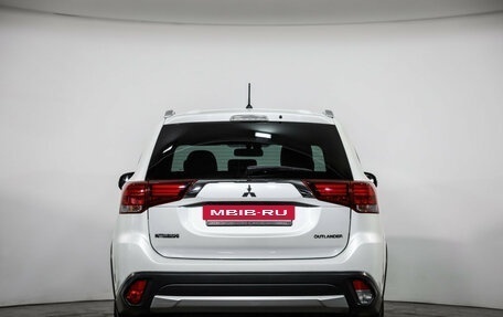 Mitsubishi Outlander III рестайлинг 3, 2015 год, 1 849 000 рублей, 6 фотография