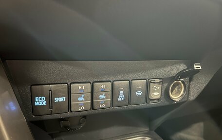 Toyota RAV4, 2018 год, 2 190 000 рублей, 21 фотография