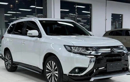Mitsubishi Outlander III рестайлинг 3, 2022 год, 1 802 000 рублей, 1 фотография