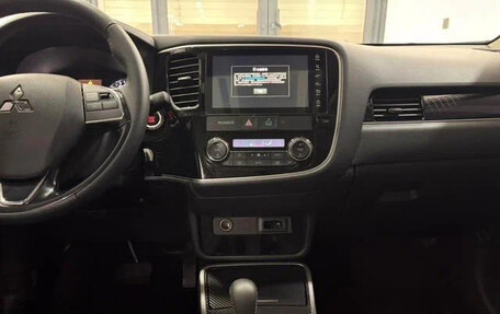Mitsubishi Outlander III рестайлинг 3, 2022 год, 1 700 000 рублей, 10 фотография