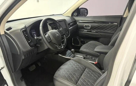 Mitsubishi Outlander III рестайлинг 3, 2022 год, 1 700 000 рублей, 8 фотография
