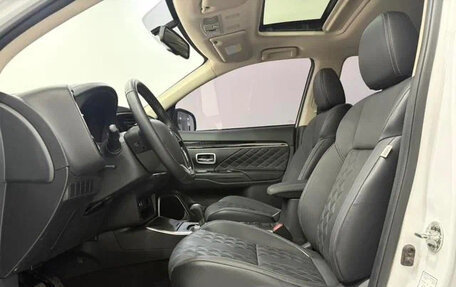 Mitsubishi Outlander III рестайлинг 3, 2022 год, 1 700 000 рублей, 7 фотография
