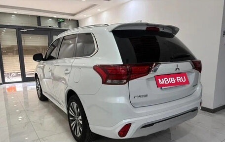 Mitsubishi Outlander III рестайлинг 3, 2022 год, 1 700 000 рублей, 4 фотография