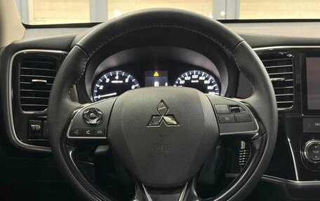 Mitsubishi Outlander III рестайлинг 3, 2022 год, 1 700 000 рублей, 9 фотография