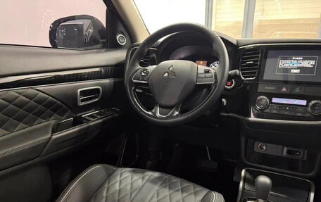 Mitsubishi Outlander III рестайлинг 3, 2022 год, 1 700 000 рублей, 12 фотография