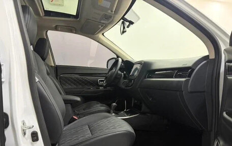 Mitsubishi Outlander III рестайлинг 3, 2022 год, 1 700 000 рублей, 14 фотография
