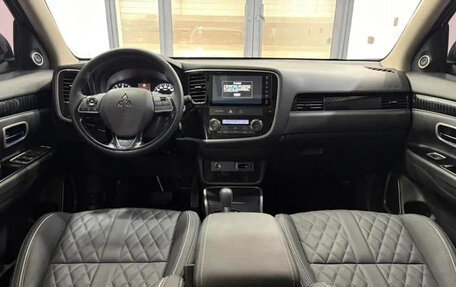 Mitsubishi Outlander III рестайлинг 3, 2022 год, 1 700 000 рублей, 11 фотография