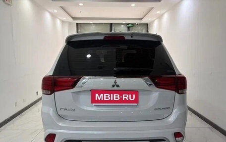 Mitsubishi Outlander III рестайлинг 3, 2022 год, 1 700 000 рублей, 5 фотография