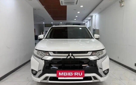 Mitsubishi Outlander III рестайлинг 3, 2022 год, 1 700 000 рублей, 2 фотография