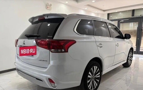 Mitsubishi Outlander III рестайлинг 3, 2022 год, 1 700 000 рублей, 6 фотография