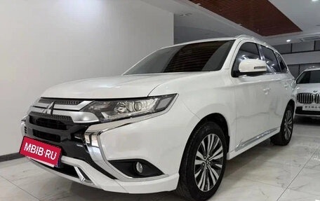 Mitsubishi Outlander III рестайлинг 3, 2022 год, 1 700 000 рублей, 3 фотография