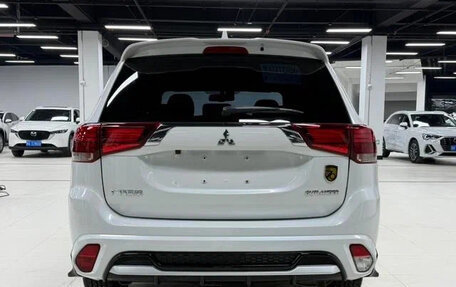 Mitsubishi Outlander III рестайлинг 3, 2022 год, 1 802 000 рублей, 6 фотография