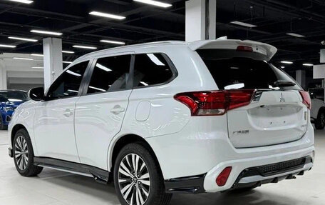 Mitsubishi Outlander III рестайлинг 3, 2022 год, 1 802 000 рублей, 5 фотография