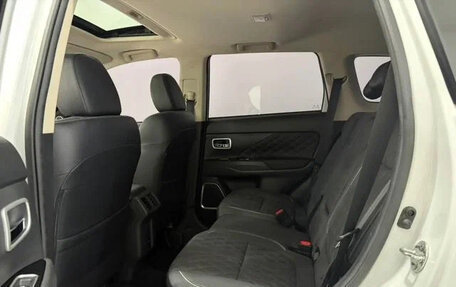 Mitsubishi Outlander III рестайлинг 3, 2022 год, 1 700 000 рублей, 16 фотография