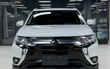 Mitsubishi Outlander III рестайлинг 3, 2022 год, 1 802 000 рублей, 2 фотография