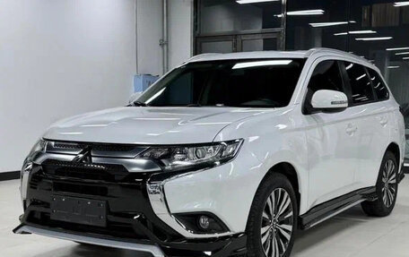 Mitsubishi Outlander III рестайлинг 3, 2022 год, 1 802 000 рублей, 3 фотография