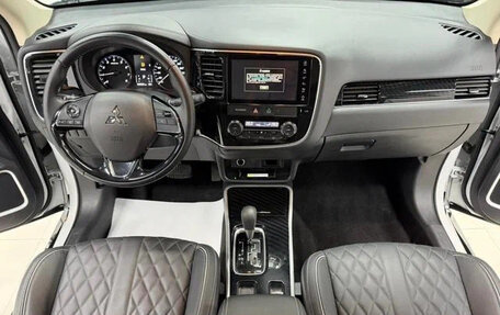 Mitsubishi Outlander III рестайлинг 3, 2022 год, 1 802 000 рублей, 11 фотография