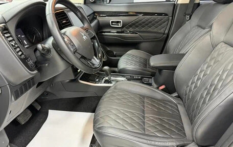 Mitsubishi Outlander III рестайлинг 3, 2022 год, 1 802 000 рублей, 9 фотография