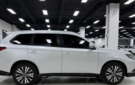 Mitsubishi Outlander III рестайлинг 3, 2022 год, 1 802 000 рублей, 8 фотография