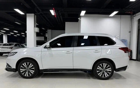 Mitsubishi Outlander III рестайлинг 3, 2022 год, 1 802 000 рублей, 4 фотография