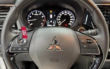 Mitsubishi Outlander III рестайлинг 3, 2022 год, 1 802 000 рублей, 10 фотография