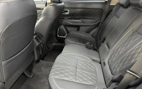 Mitsubishi Outlander III рестайлинг 3, 2022 год, 1 802 000 рублей, 15 фотография
