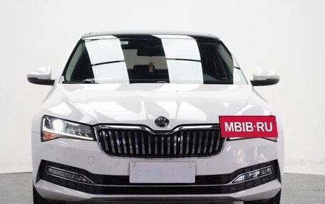 Skoda Superb III рестайлинг, 2022 год, 1 690 000 рублей, 2 фотография