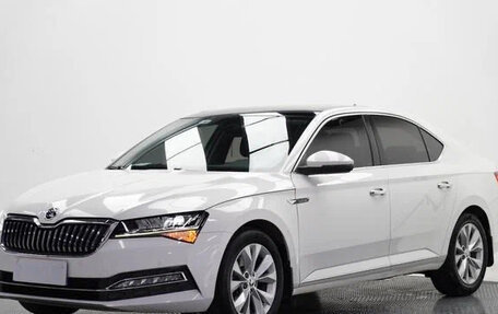 Skoda Superb III рестайлинг, 2022 год, 1 690 000 рублей, 3 фотография