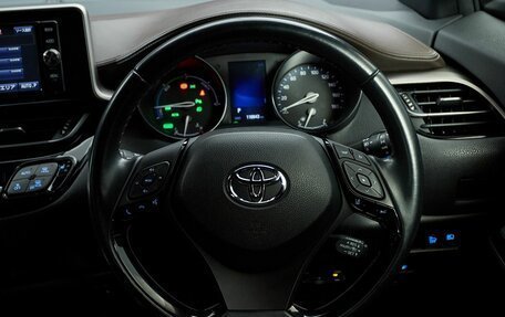 Toyota C-HR I рестайлинг, 2018 год, 2 047 000 рублей, 21 фотография