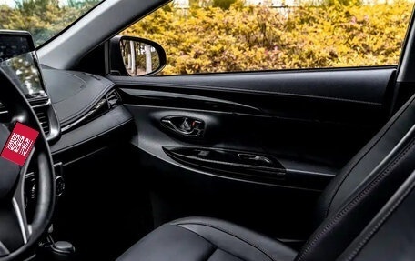 Toyota Yaris XP150 рестайлинг, 2022 год, 1 550 000 рублей, 10 фотография