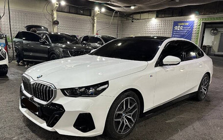 BMW 5 серия, 2024 год, 6 300 000 рублей, 2 фотография