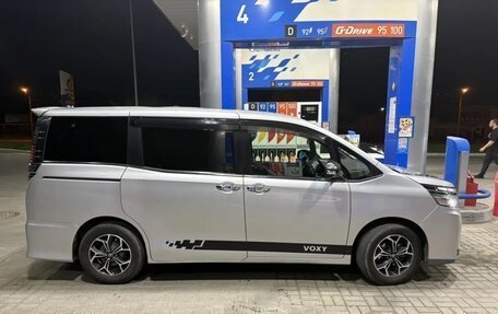 Toyota Voxy III, 2018 год, 2 190 000 рублей, 5 фотография