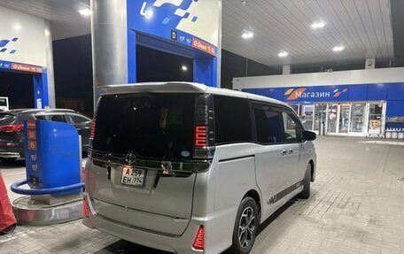 Toyota Voxy III, 2018 год, 2 190 000 рублей, 7 фотография