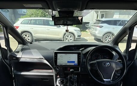 Toyota Voxy III, 2018 год, 2 190 000 рублей, 11 фотография