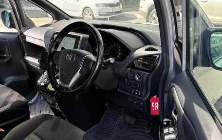 Toyota Voxy III, 2018 год, 2 190 000 рублей, 12 фотография