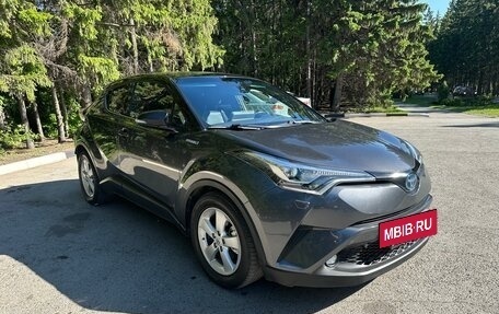 Toyota C-HR I рестайлинг, 2019 год, 2 420 000 рублей, 4 фотография