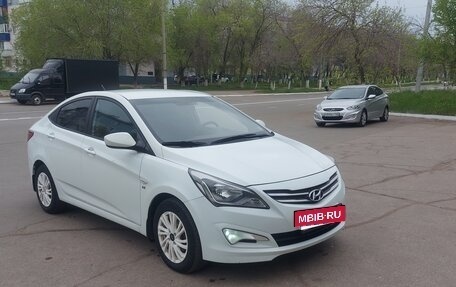 Hyundai Solaris II рестайлинг, 2015 год, 1 250 000 рублей, 2 фотография