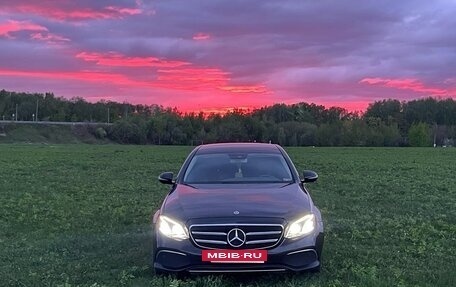 Mercedes-Benz E-Класс, 2019 год, 2 700 000 рублей, 3 фотография