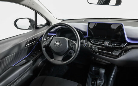 Toyota C-HR I рестайлинг, 2024 год, 3 399 000 рублей, 9 фотография