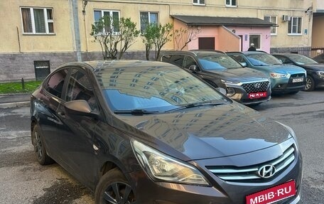 Hyundai Solaris II рестайлинг, 2015 год, 690 000 рублей, 1 фотография