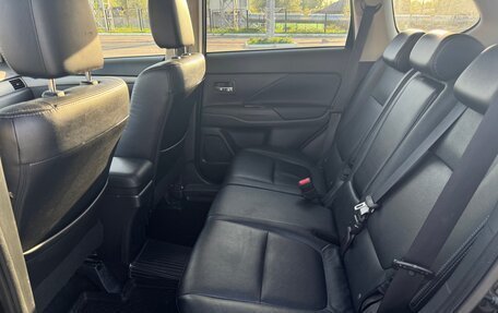 Mitsubishi Outlander III рестайлинг 3, 2014 год, 1 300 000 рублей, 10 фотография