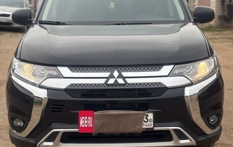 Mitsubishi Outlander III рестайлинг 3, 2019 год, 1 850 000 рублей, 2 фотография