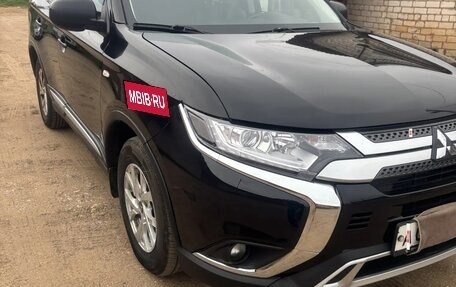 Mitsubishi Outlander III рестайлинг 3, 2019 год, 1 850 000 рублей, 4 фотография