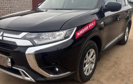 Mitsubishi Outlander III рестайлинг 3, 2019 год, 1 850 000 рублей, 5 фотография