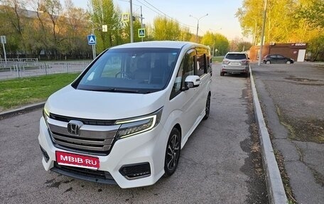 Honda Stepwgn IV, 2018 год, 1 935 000 рублей, 1 фотография